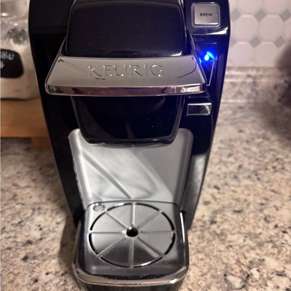 Keurig K15 Classic Series Red Coffee Brewer - Picture 2 of 3